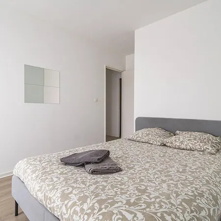 Lumineux Avec Wifi Au Coeur De - Fr-1-870-25 * Reims